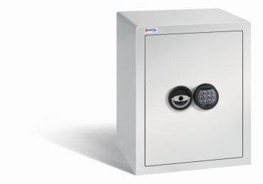 Geschlossener lichtgrauer Möbeltresor mit massivem Korpus und geschlossener Tür. Die Tür verfügt über ein Elektronisches Schloss. Der Tresor steht vor einem weißen Hintergrund.