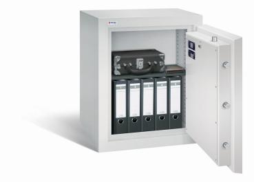 Geöffneter lichtgrauer Wertschutzschrank vor einem weißen Hintergrund mit massivem Korpus und offener Tür. Im inneren befindet sich ein schwarzer höhenverstellbarer Fachboden mit 5 Ordner, eine Bargeldkassette und ein Portmonee.
