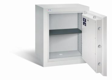 Geöffneter lichtgrauer Wertschutzschrank mit massivem Korpus und offener Tür. Im inneren befindet sich ein schwarzer höhenverstellbarer Fachboden. Der Tresor steht vor einem weißen Hintergrund.