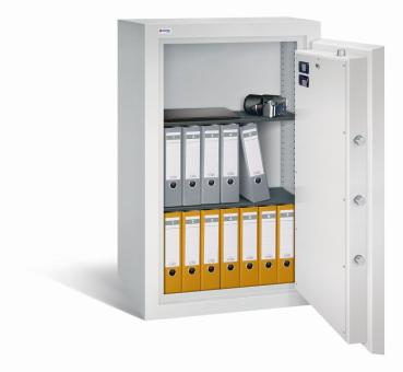 Geöffneter lichtgrauer Wertschutzschrank vor einem weißen Hintergrund mit massivem Korpus und offener Tür. Im inneren befinden sich zwei schwarze höhenverstellbare Fachböden mit 12 Ordner, eine Kamera und ein Laptop.