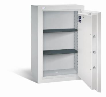 Geöffneter lichtgrauer Wertschutzschrank mit massivem Korpus und offener Tür. Im inneren befinden sich zwei schwarze höhenverstellbare Fachböden. Der Tresor steht vor einem weißen Hintergrund.