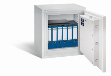 Geöffneter lichtgrauer Wertschutzschrank mit massivem Korpus und offener Tür. Im inneren befindet sich ein schwarzer höhenverstellbarer Fachboden mit 6 Ordner und ein Laptop.