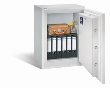 Geöffneter lichtgrauer Wertschutzschrank mit massivem Korpus und offener Tür. Im inneren befindet sich ein schwarzer höhenverstellbarer Fachboden mit 6 Ordner, zwei Beutel und eine Bargeldkassette.