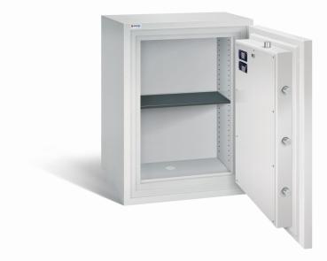 Geöffneter lichtgrauer Wertschutzschrank mit massivem Korpus und offener Tür. Im inneren befindet sich ein schwarzer höhenverstellbarer Fachboden. Der Tresor steht vor einem weißen Hintergrund.