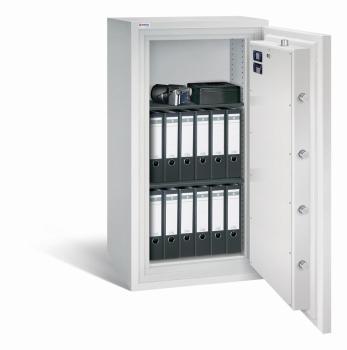 Geöffneter lichtgrauer Wertschutzschrank mit massivem Korpus und offener Tür. Im inneren befinden sich zwei schwarze höhenverstellbare Fachböden mit 12 Ordner, eine Bargeldkassette und eine Kamera.