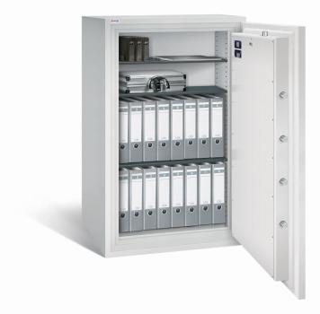 Ein lichtgrauer Wertschutzschrank mit einer geöffneten Tür. Im Innenraum befinden sich zwei Reihen graue Aktenordner, ein Aktenkoffer und ein Laptop. Das Produkt steht vor einem weißen Hintergrund.