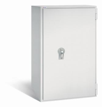 Ein lichtgrauer Wertschutzschrank mit einem Doppelbart-Sicherheitsschloss. Die Tür ist geschlossen. Das Produkt befindet sich vor einem weißen Hintergrund.
