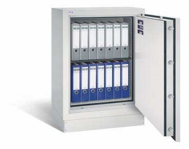 Geöffneter lichtgrauer Dokumentenschrank mit sichtbarer Türverriegelung und Zertifikaten an der Türinnenseite. Innenraum mit einem Fachboden und zwei Reihen Aktenordnern in Grau und Blau. Der Tresor steht vor weißem Hintergrund.