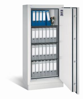 Geöffneter lichtgrauer Dokumentenschrank mit Türverriegelung und Zertifikaten an der Türinnenseite. Innenraum mit drei Fachböden und vier Reihen Aktenordnern in Grau und Blau sowie Halter für Aktenordner. Tresor steht vor weißem Hintergrund.