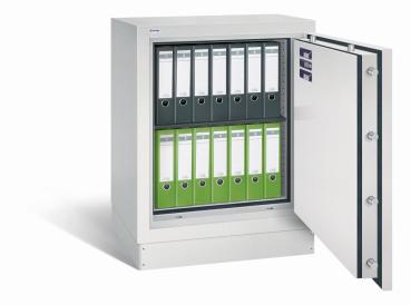Geöffneter lichtgrauer Dokumentenschrank mit sichtbarer Türverriegelung und Zertifikaten an der Türinnenseite. Innenraum mit einem Fachboden und zwei Reihen Aktenordnern in Schwarz und Grün. Der Tresor steht vor weißem Hintergrund.