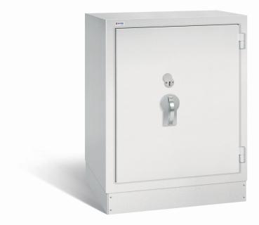 Lichtgrauer Dokumentenschrank mit massivem Korpus und geschlossener Tür. Die Tür verfügt über ein Doppelbart-Sicherheitsschloss und einen Drehgriff. Der Tresor steht vor weißem Hintergrund.