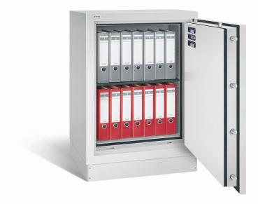 Geöffneter lichtgrauer Dokumentenschrank mit sichtbarer Türverriegelung und Zertifikaten an der Türinnenseite. Innenraum mit einem Fachboden und zwei Reihen Aktenordnern in Grau und Rot. Der Tresor steht vor weißem Hintergrund.