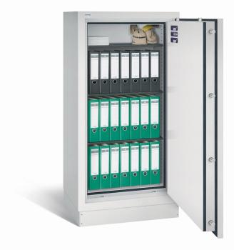 Geöffneter lichtgrauer Dokumentenschrank mit Türverriegelung und Zertifikaten an der Türinnenseite. Innenraum mit drei Fachböden und drei Reihen Aktenordnern in Grün und Schwarz sowie Bargeldkasse und zwei Geldsäcken oben. Weißer Hintergrund.