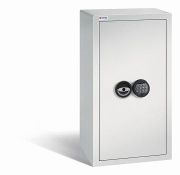 Geschlossener lichtgrauer Möbeltresor mit massivem Korpus und geschlossener Tür. Die Tür verfügt über ein Elektronisches Schloss. Der Tresor steht vor einem weißen Hintergrund.