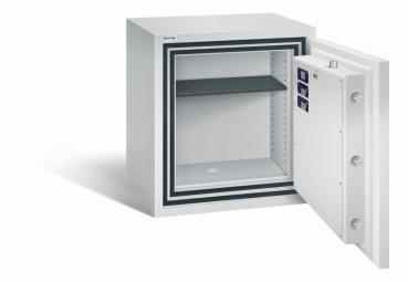 Geöffneter lichtgrauer Wertschutzschrank mit massivem Korpus und offener Tür. Im inneren befindet sich ein schwarzer höhenverstellbarer Fachboden. Der Tresor steht vor einem weißen Hintergrund.