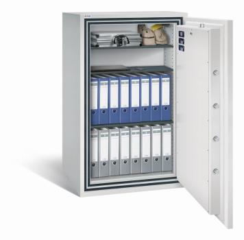 Geöffneter lichtgrauer Wertschutzschrank vor einem weißen Hintergrund mit massivem Korpus und offener Tür. Im inneren befinden sich drei schwarze höhenverstellbare Fachböden mit 16 Ordner, eine Bargeldkassette, zwei Beutel, ein Laptop und ein Handy.