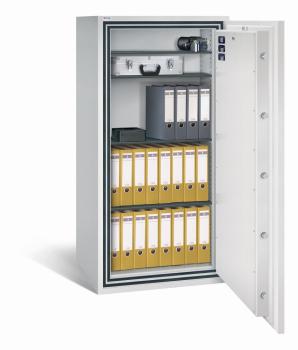 Geöffneter lichtgrauer Wertschutzschrank vor einem weißen Hintergrund mit massivem Korpus und offener Tür. Im inneren befinden sich vier schwarze höhenverstellbare Fachböden mit 20 Ordner, eine Kamera und zwei Bargeldkassetten.