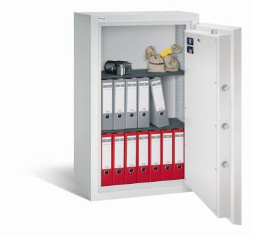 Geöffneter lichtgrauer Wertschutzschrank vor einem weißen Hintergrund mit massivem Korpus und offener Tür. Im inneren befinden sich zwei schwarze höhenverstellbare Fachböden mit 12 Ordner, eine Kamera und zwei Beutel.