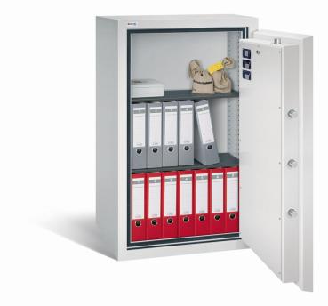 Geöffneter lichtgrauer Wertschutzschrank mit massivem Korpus und offener Tür. Im inneren befinden sich zwei schwarze höhenverstellbare Fachböden mit 12 Ordner, eine Bargeldkassetten und zwei Beutel. Der Tresor steht vor einem weißen Hintergrund.