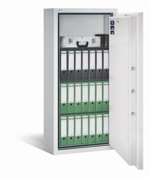 Geöffneter lichtgrauer Wertschutzschrank vor einem weißen Hintergrund mit massivem Korpus und offener Tür. Im inneren befinden sich drei schwarze höhenverstellbare Fachböden mit 21 Ordner, eine Bargeldkassetten und 2 CD Aufbewahrer.