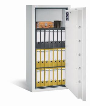 Ein lichtgrauer Wertschutzschrank mit einer geöffneten Tür. Im Innenraum befinden sich zwei Reihen gelbe und eine Reihe schwarze Aktenordner, sowie ein Aktenkoffer. Das Produkt steht vor einem weißen Hintergrund.