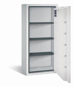 Lichtgrauer Wertschutzschrank mit geöffneter Tür. Sichtbare Türverriegelung und Zertifikate. Innen leer mit drei Fachböden. Vor weißem Hintergrund.