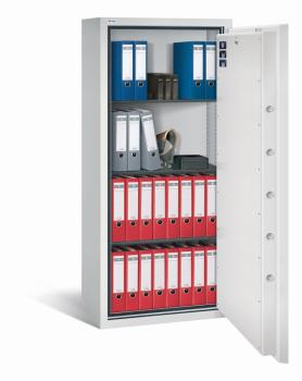 Ein lichtgrauer Wertschutzschrank mit einer geöffneten Tür. Im Innenraum befinden sich zwei Reihen rote, drei graue und vier blaue Aktenordner, sowie eine Kassenbox. Das Produkt steht vor einem weißen Hintergrund.