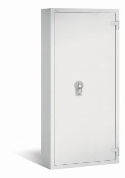 Ein lichtgrauer Wertschutzschrank mit einem Doppelbart-Sicherheitsschloss. Die Tür ist geschlossen. Das Produkt befindet sich vor einem weißen Hintergrund.