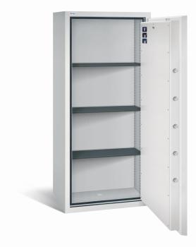 Lichtgrauer Wertschutzschrank mit geöffneter Tür. Sichtbare Türverriegelung und Zertifikate. Innen leer mit drei Fachböden. Vor weißem Hintergrund.