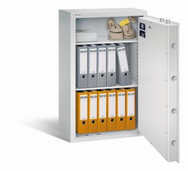 Geöffneter lichtgrauer Wertschutzschrank mit massivem Korpus und offener Tür. Im inneren befinden sich zwei höhenverstellbare Fachböden mit 11 Ordner, Bargeldkassette und zwei Beutel. Der Tresor steht vor einem weißen Hintergrund.