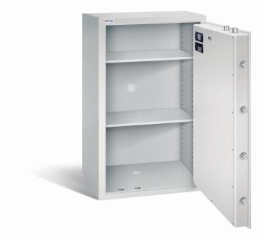 Geöffneter lichtgrauer Wertschutzschrank mit massivem Korpus und offener Tür. Im inneren befinden sich zwei höhenverstellbare Fachböden. Der Tresor steht vor einem weißen Hintergrund.
