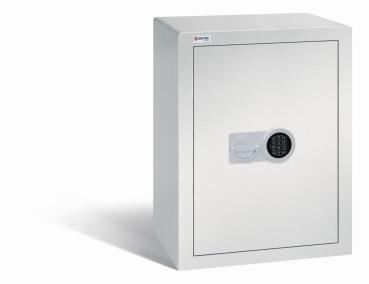 Geschlossener lichtgrauer Möbeltresor mit massivem Korpus und geschlossener Tür. Die Tür verfügt über ein Elektronisches Schloss. Der Tresor steht vor einem weißen Hintergrund.