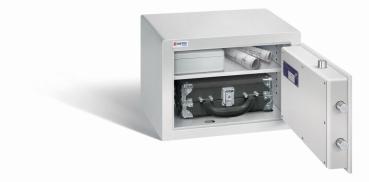 Ein lichtgrauer Möbeltresor mit einer geöffneten Tür. Im Innenraum befindet sich ein Aktenkoffer, eine Kassenbox und zwei Baupläne. Das Produkt steht vor einem weißen Hintergrund.