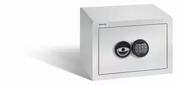 Ein lichtgrauer Möbeltresor mit einem elektronischen Schloss. Die Tür ist geschlossen. Der Tresor steht vor einem weißen Hintergrund.
