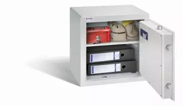 Ein lichtgrauer Möbeltresor mit einer geöffneten Tür. Im Innenraum befindet sich zwei schwarze Aktenordner, zwei Geldbeutel und eine Kassenbox. Das Produkt steht vor einem weißen Hintergrund.