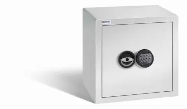 Ein lichtgrauer Möbeltresor mit einem elektronischen Schloss. Die Tür ist geschlossen. Der Tresor steht vor einem weißen Hintergrund.