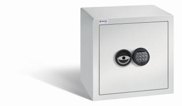 Ein lichtgrauer Möbeltresor mit einem elektronischen Schloss. Die Tür ist geschlossen. Der Tresor steht vor einem weißen Hintergrund.