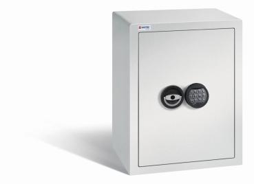 Ein lichtgrauer Möbeltresor mit einem elektronischen Schloss. Die Tür ist geschlossen. Der Tresor steht vor einem weißen Hintergrund.