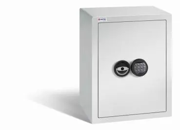 Ein lichtgrauer Möbeltresor mit einem elektronischen Schloss. Die Tür ist geschlossen. Der Tresor steht vor einem weißen Hintergrund.