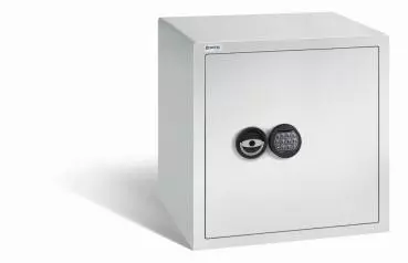 Ein lichtgrauer Möbeltresor mit einem elektronischen Schloss. Die Tür ist geschlossen. Der Tresor steht vor einem weißen Hintergrund.