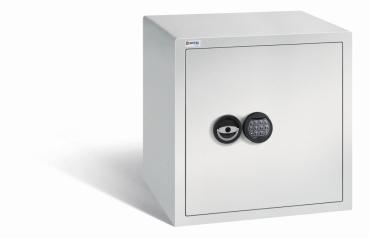 Ein lichtgrauer Möbeltresor mit einem elektronischen Schloss. Die Tür ist geschlossen. Der Tresor steht vor einem weißen Hintergrund.