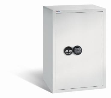 Ein lichtgrauer Möbeltresor mit einem elektronischen Schloss. Die Tür ist geschlossen. Der Tresor steht vor einem weißen Hintergrund.