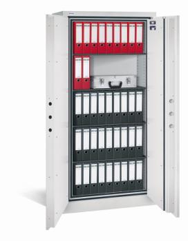 Lichtgrauer Dokumentenschrank mit zwei Türen und sichtbarer Türverriegelung. Innenraum mit vier Fachböden, zwei Reihen roten und drei Reihen schwarzen Aktenordnern. Weißer Hintergrund.