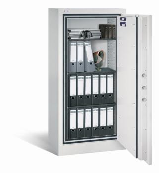 Lichtgrauer Dokumentenschrank mit sichtbarer Türverriegelung und Zertifikaten auf der Türinnenseite. Im Innenraum befinden sich drei Fachböden und zwei Reihen schwarze und eine Reihe graue Aktenordner. Der Tresor steht vor einem weißen Hintergrund.