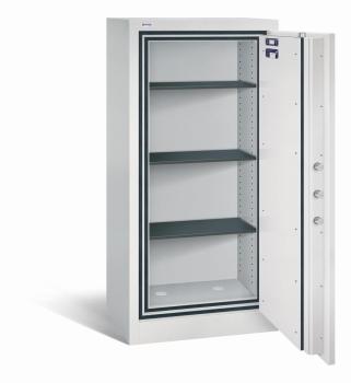 Geöffneter lichtgrauer Dokumentenschrank mit drei Fachböden und leerem Innenraum. Auf der Türinnenseite befinden sich Zertifikate, zudem ist eine sichtbare Türverriegelung vorhanden. Der Tresor steht vor einem weißen Hintergrund.