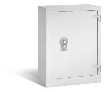 Ein geschlossener Dokumentenschrank in lichtgrau mit sichtbarem Doppelbart-Sicherheitsschloss. Der Tresor steht vor einem weißen Hintergrund.