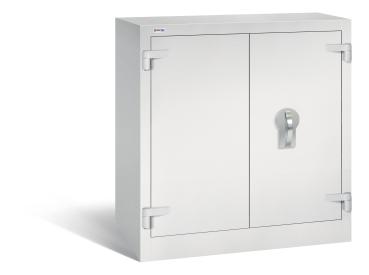 Ein geschlossener Dokumentenschrank in lichtgrau mit zwei Türen und sichtbarem Doppelbart-Sicherheitsschloss. Der Tresor steht vor einem weißen Hintergrund.