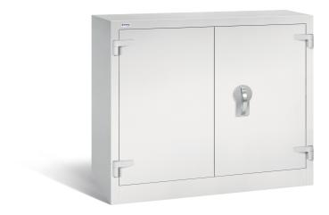 Ein geschlossener Dokumentenschrank in lichtgrau mit zwei Türen und sichtbarem Doppelbart-Sicherheitsschloss. Der Tresor steht vor einem weißen Hintergrund.