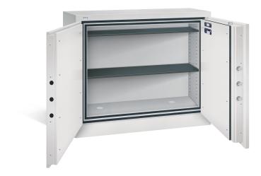 Geöffneter lichtgrauer Dokumentenschrank mit zwei Fachböden und leerem Innenraum. Auf der rechten Türinnenseite befinden sich Zertifikate, zudem ist eine sichtbare Türverriegelung vorhanden. Der Tresor steht vor einem weißen Hintergrund.