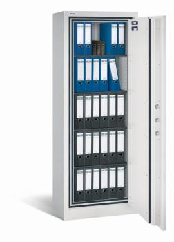 Lichtgrauer Dokumentenschrank mit sichtbarer Türverriegelung und Zertifikaten auf der Türinnenseite. Im Innenraum befinden sich vier Fachböden und drei Reihen schwarze und zwei Reihen blaue Aktenordner. Der Tresor steht vor einem weißen Hintergrund.